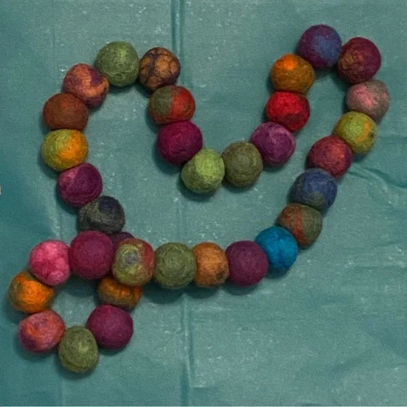 Beaded felt colorful necklace - Picture 4 of 9
